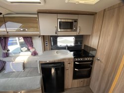 Swift Challenger Hi Style 560 2017 Rear Island Bed