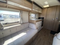 Coachman VIP 460 2018 End Bathroom