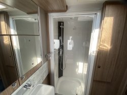 Coachman VIP 460 2018 End Bathroom
