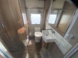 Coachman VIP 460 2018 End Bathroom