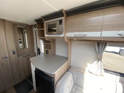 Coachman VIP 460 2018 End Bathroom