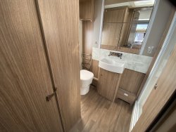 Coachman VIP 460 2018 End Bathroom